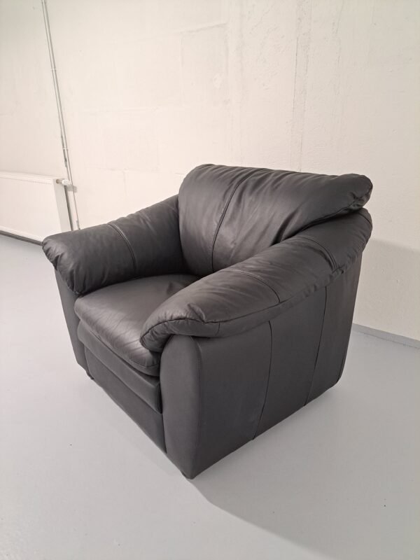 Black Leather Armchair - Svartur Leður Hægindastóll Side